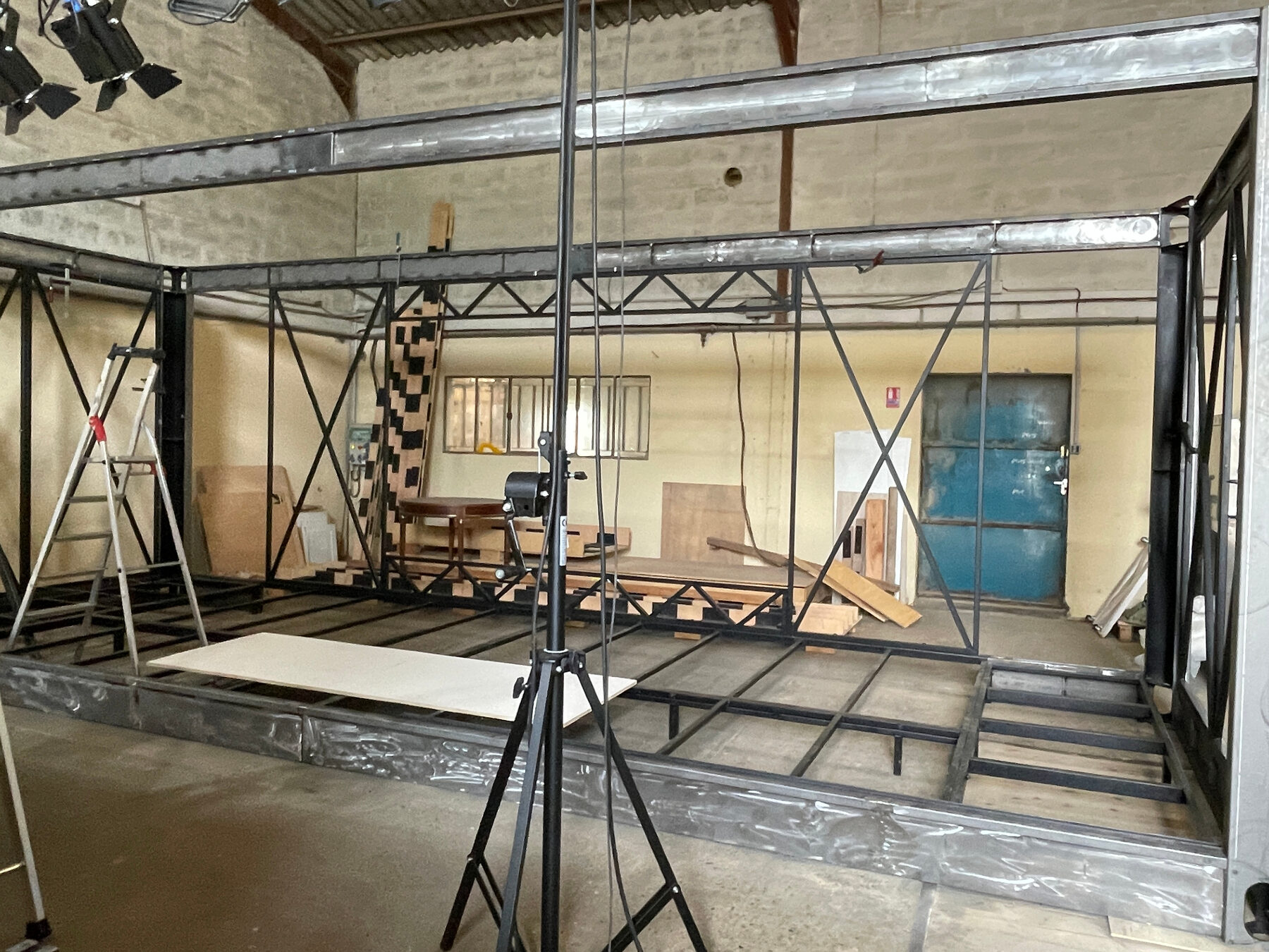 TOP — Terminal Ouest Provence — Ossature complète sous projecteurs